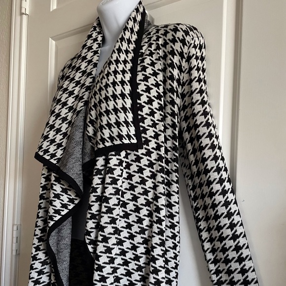 Black🖤 & 🤍White Houndstooth Cardigan - Picture 5 of 9
